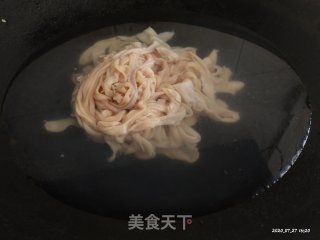 尖椒炒鸭肠的做法步骤：1
