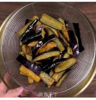 鱼香茄子，好吃到要舔盘！！的做法步骤：1