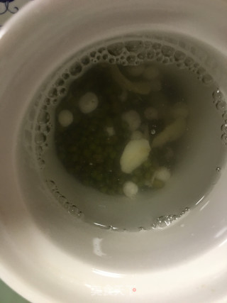 鸡头米百合绿豆汤的做法步骤：3