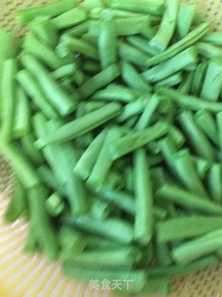 干煸四季豆的做法步骤：2