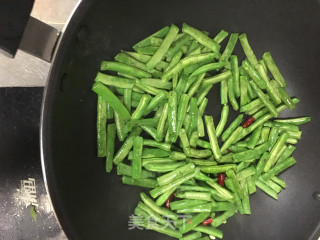 干煸四季豆的做法步骤：5
