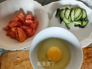 番茄黄瓜炒鸡蛋的做法步骤：1
