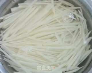 青椒土豆丝的做法步骤：1