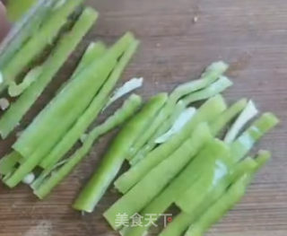 青椒土豆丝的做法步骤：2
