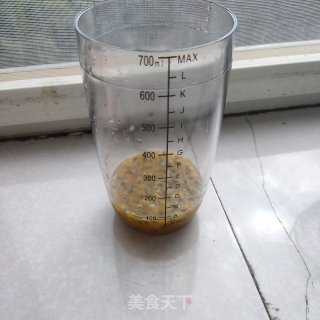 夏季冷饮百香果养乐多的做法步骤：2