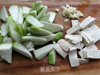丝瓜烧豆腐的做法步骤：2