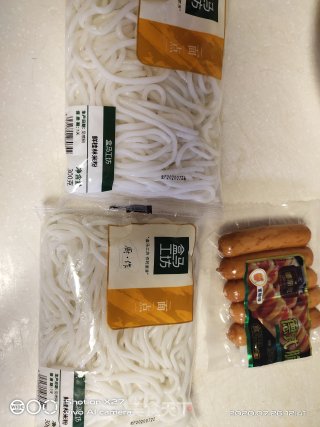 热狗米粉的做法步骤：1