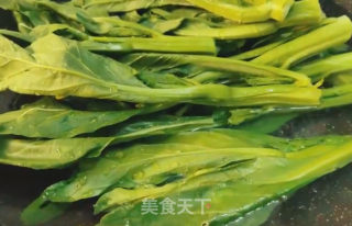 白灼菜心的做法步骤：1