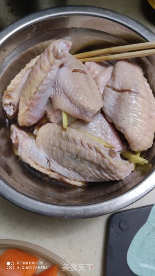 咖喱鸡翅盖浇饭的做法步骤：1
