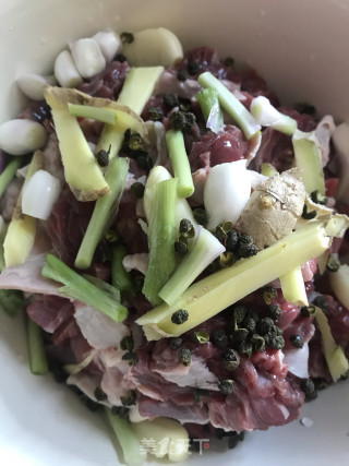 土豆炖牛腩的做法步骤：2