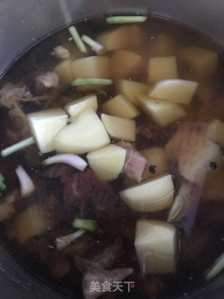 土豆炖牛腩的做法步骤：4