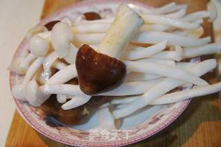 松茸炒小白菜的做法步骤：1