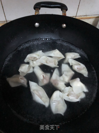 清汤生菜馄饨的做法步骤：1