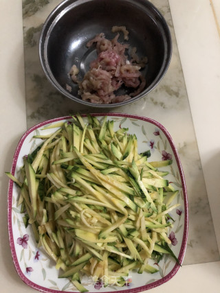 肉丝炒嫩南瓜的做法步骤：1
