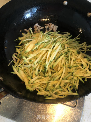 肉丝炒嫩南瓜的做法步骤：3