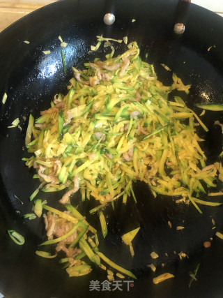 肉丝炒嫩南瓜的做法步骤：5