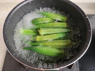 秋葵炒鸡蛋的做法步骤：3