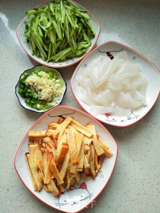 五香豆腐皮拌黄瓜的做法步骤：3