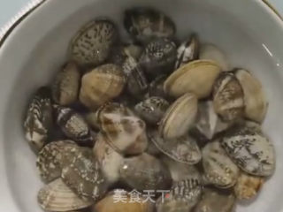 爆炒花甲的做法步骤：1