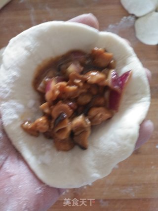 香菇鸡腿酱肉包的做法步骤：10