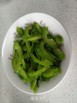 苦瓜炒肉丝的做法步骤：1