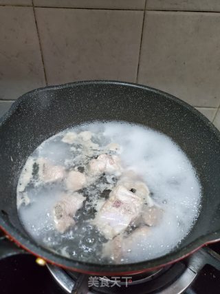 排骨薏米冬瓜汤的做法步骤：2