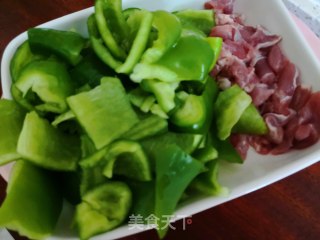 青椒炒肉的做法步骤：1