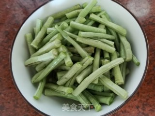 花生酱拌豆角的做法步骤：1