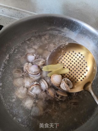 爆炒白蚬子的做法步骤：1