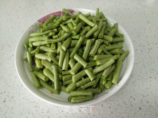 豇豆炒肉丝的做法步骤：2