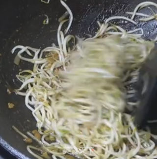 酱香豆芽的做法步骤：4