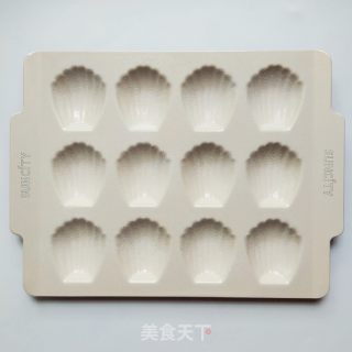 搅拌一下最夏日里清爽酸甜的百香果玛德琳的做法步骤：6