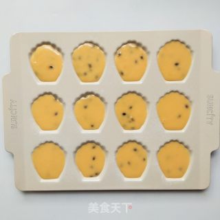 搅拌一下最夏日里清爽酸甜的百香果玛德琳的做法步骤：7