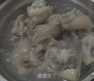 黄豆焖猪脚的做法步骤：2