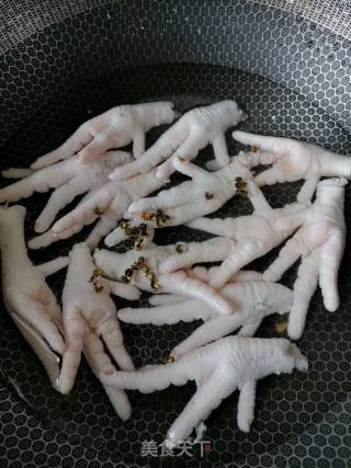 酸辣鸡爪的做法步骤：1