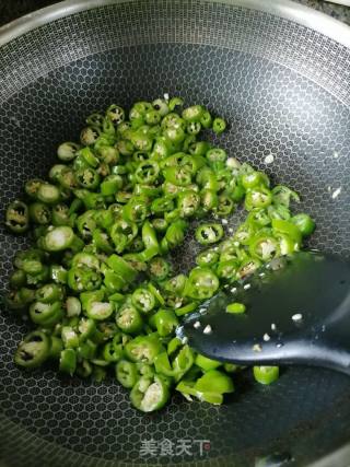 辣椒炒鸡蛋的做法步骤：3