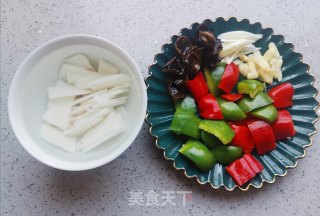 山药木耳炒青红椒的做法步骤：2