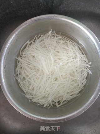 凉拌土豆丝的做法步骤：1