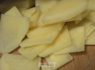 土豆片炒五花肉的做法步骤：1