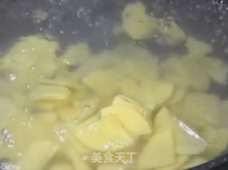 土豆片炒五花肉的做法步骤：3