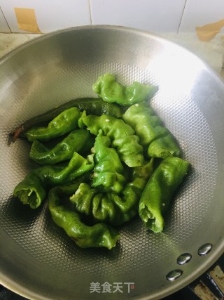 虎皮青椒的做法步骤：1