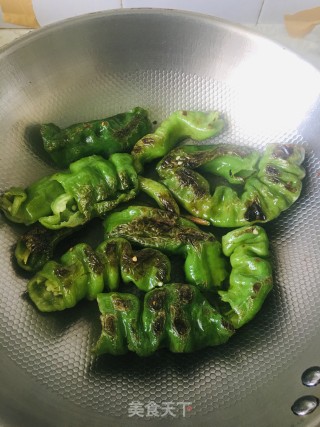 虎皮青椒的做法步骤：2