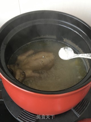鲜鸡头米炖鸽子的做法步骤：10