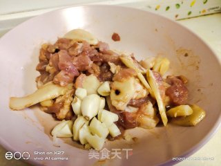肉烧扁豆的做法步骤：1