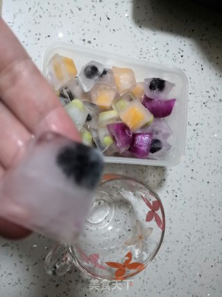 彩色水果冰块饮的做法步骤：5