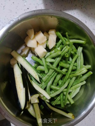茄子土豆炖豆角的做法步骤：1