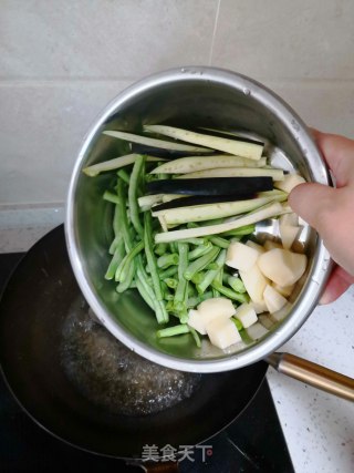 茄子土豆炖豆角的做法步骤：2