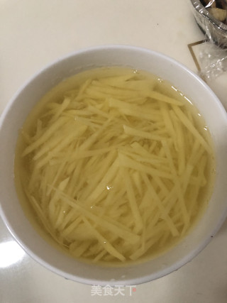 红肠土豆丝的做法步骤：2