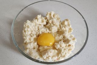 酥软豆渣饼，豆渣不要丢，教你把它变废为宝的做法步骤：2
