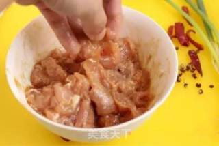 川渝地区的一道色香味俱全的名肴，水煮肉片！！的做法步骤：2
